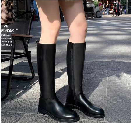 Kniehohe Stiefel mit Reißverschluss und flacher Sohle für Damen